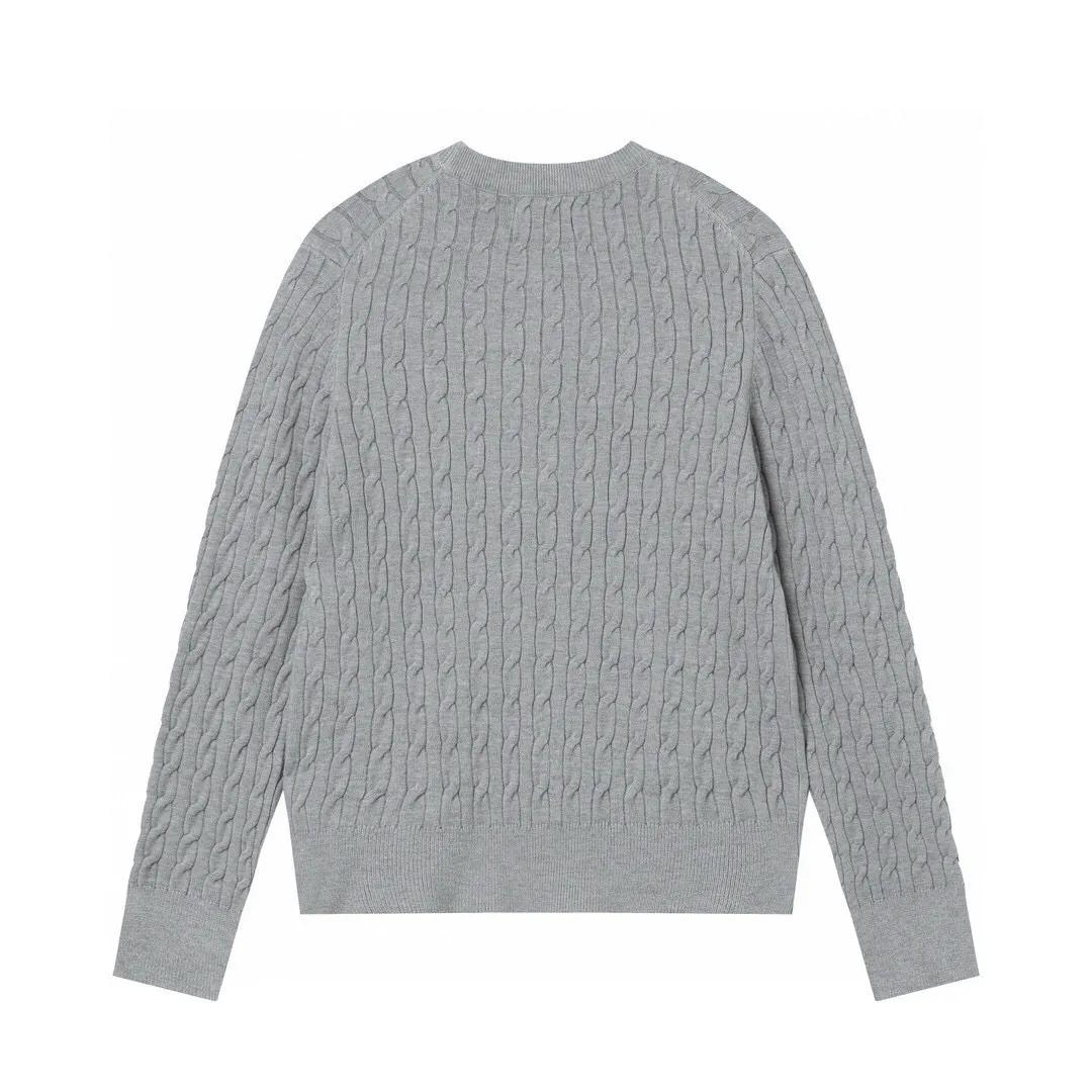 P186 Style No.: 601 -Ralph Lauren RL classic war horse logo embroidered pullover long-sleeved sweater on the chest -The item is made of custom-dyed and custom-spun yarn, purchased from the original version. A full set of customized accessories. Details determine success or failure. Heavy new autumn and winter product. High weight. Soft and delicate. The upper body effect is very nice. Loose fit. Women's model. -Color: white, gray, navy blue, red, khaki, blue, pink. -Sizes: S / M/ Ｌ S size 80-100 jins, M size 100-120 jins, Large size 120-135 jins